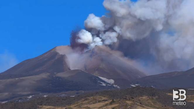 Cronaca eruzione Etna, nuova esplosione in corso dal cratere di sudest