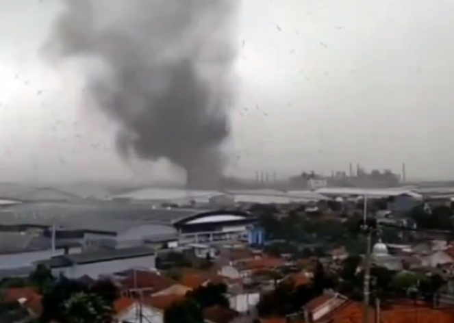 Cronaca meteo. Indonesia, tornado colpisce l Isola di Giava. Tetti scoperchiati e ingenti danni - Video