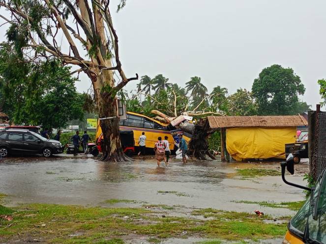 Cronaca meteo. La tempesta tropicale Remal impatta tra Bangladesh e India. Almeno 16 vittime - Video