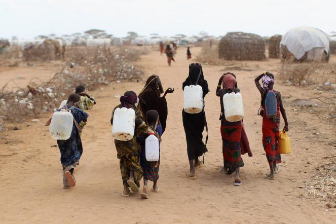 Donne alla ricerca di acqua in Kenya: fonte Oli Scarff/Getty Images