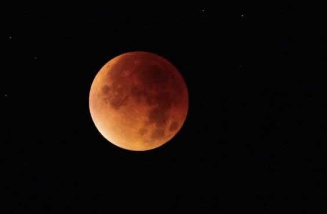 Eclissi totale di Luna il 16 maggio 2022