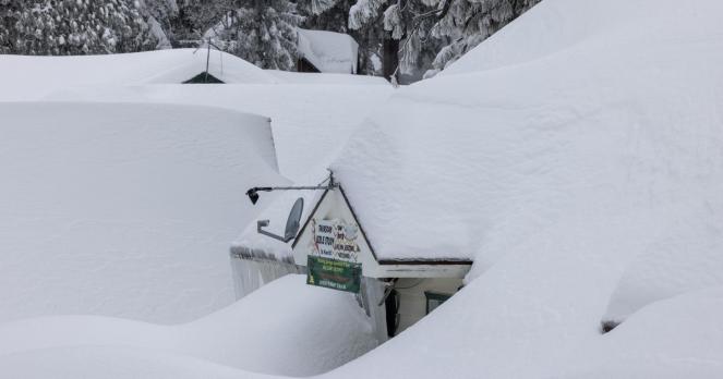 Emergenza neve in California, intere comunità sepolte sotto metri e metri