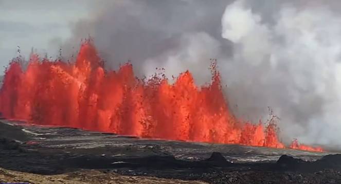 Cronaca di un eruzione - Il vulcano islandese continua a dare spettacolo con gigantesche fontane di lava. Video