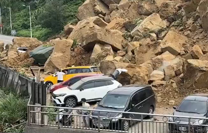 Cronaca meteo. Taiwan, frana una porzione collina, diversi veicoli coinvolti e feriti - Video