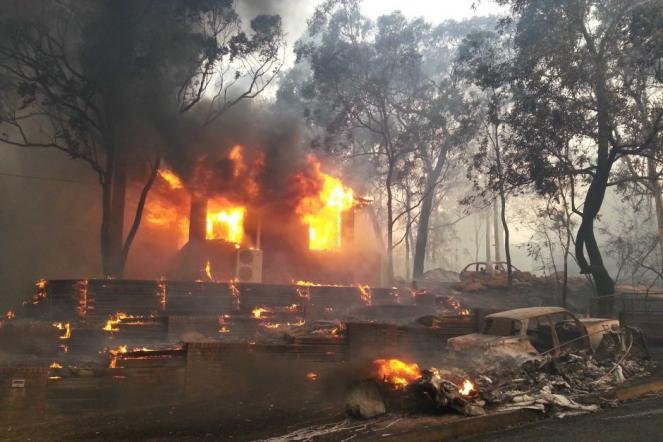 Enorme incendio devasta località costiera nel Nuovo Galles del Sud, Australia