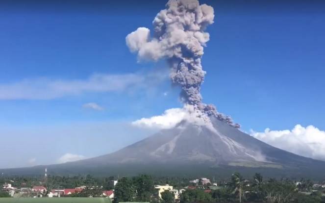 Erutta il vulcano Mayon