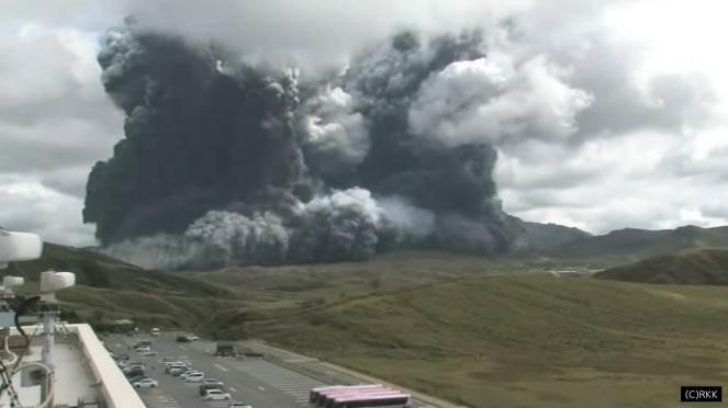 Eruzione del vulcano Monte Aso in Giappone
