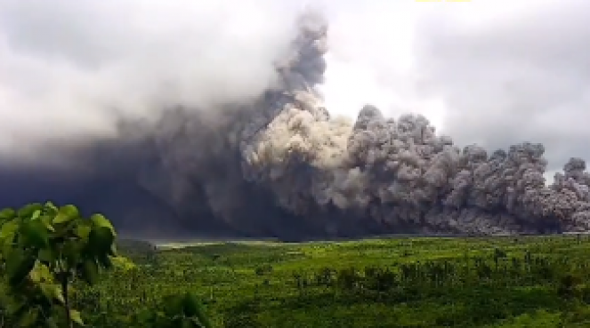 Cronaca diretta Indonesia: massima allerta sull'Isola di Giava, per l'eruzione del vulcano Semeru, ci sono flussi piroclastici. Video