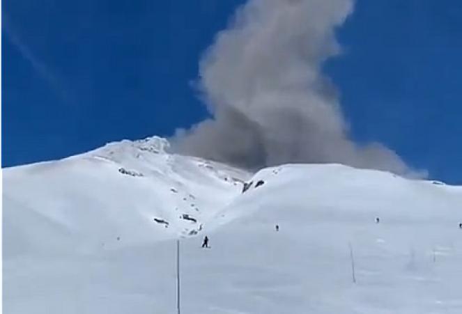Cronaca diretta Cile - Il vulcano Villarrica erutta cogliendo di sorpresa alcuni sciatori. Video