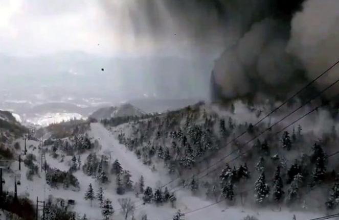Eruzione e valanga sulle piste da sci nella prefettura di Gunma