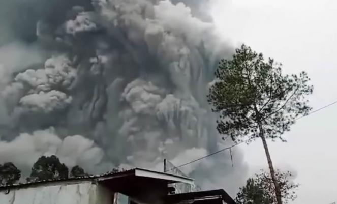 Eruzione vulcano Semeru, nubi piroclastiche verso i villaggi