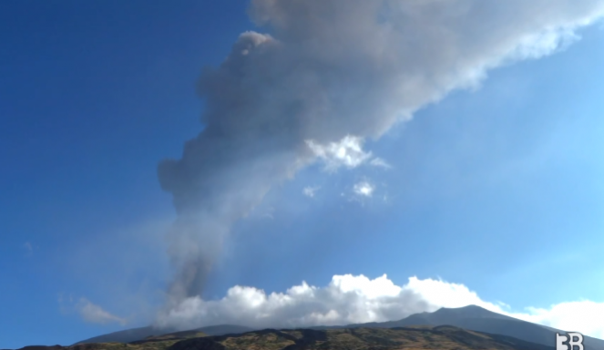 Cronaca diretta - Nube vulcanica di otto chilometri dall'Etna, forti boati e tutti i voli sospesi a Catania - Video