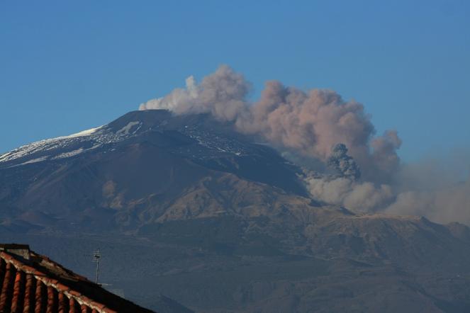 Etna torna in eruzione, l'esplosione dalla bocca nuova