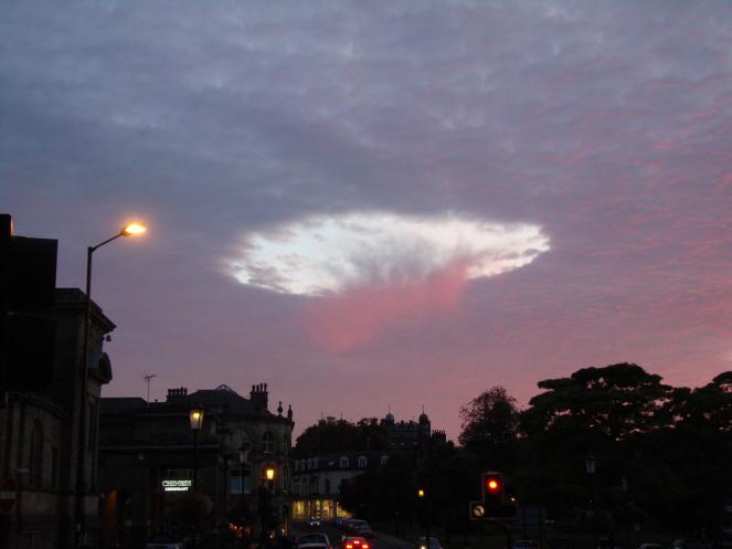 Fallstreak Hole Clouds , un fenomeno tanto raro quanto affascinante