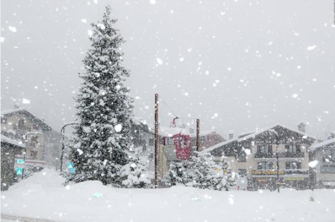 Fitta nevicata in atto a Courmayeur, foto via fb:Courmayeur Mont Blanc 