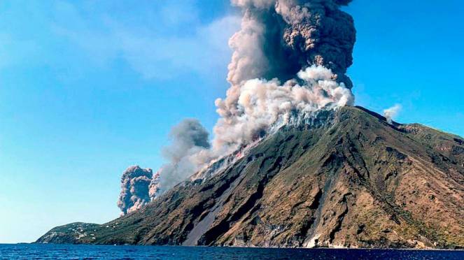 Forte eruzione dello Stromboli, flussi piroclastici e contenuta onda di tsunami