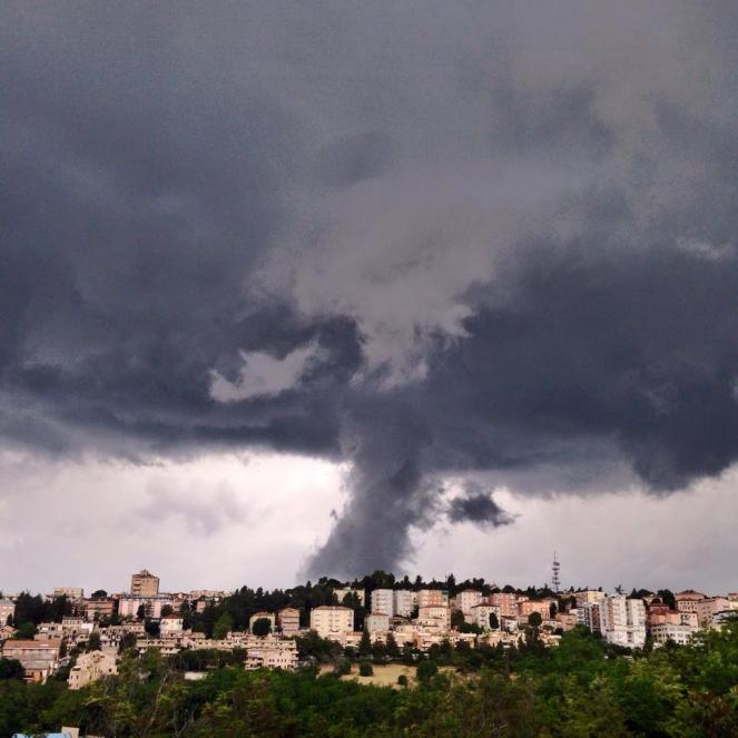 Forte temporale con Funnel Cloud (possibile tornado) a Macerata, foto di Giulia Ciccarelli