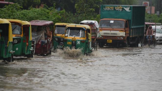 Forti piogge monsoniche colpiscono il nord dell'India, caos anche a Nuova Delhi