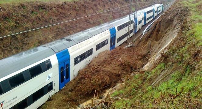 Frana sulla linea ferroviaria Paola Reggio Calabria per il maltempo