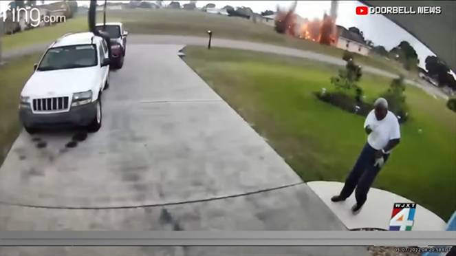 Fulmine colpisce un giardino in Florida, come una bomba
