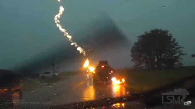 Fulmine prende in pieno un auto su una strada del Kansas