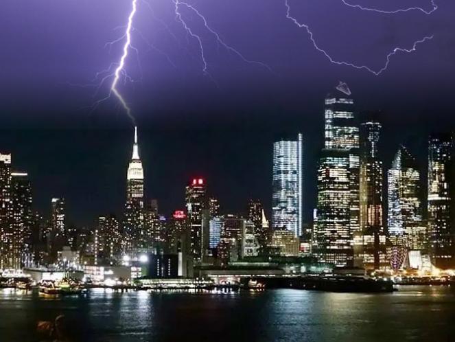 Fulmini colpiscono il World Trade Center di New York city