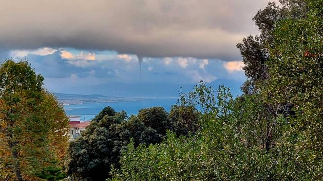 Funnel Cloud sul golfo di Napoli, foto di Roberto Majello