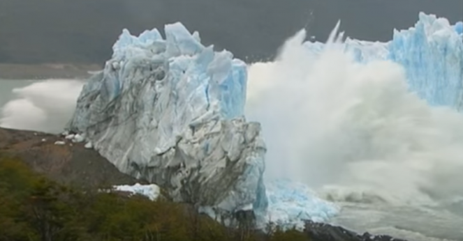 Ghiaccio del Perito Moreno collassa davanti agli occhi dei turisti