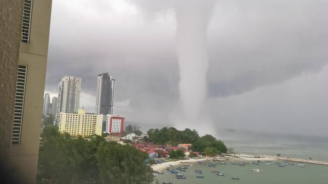 Gigantesca tromba marina si abbatte su una città costiera della Malesia