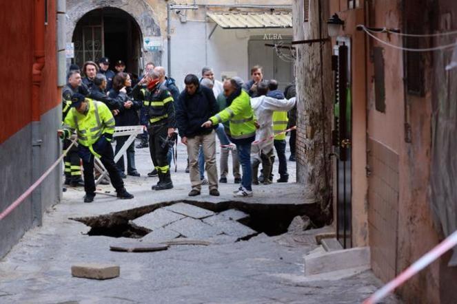 Gigantesca voragine si apre nel cuore di Napoli, 40 famiglie sgomberate