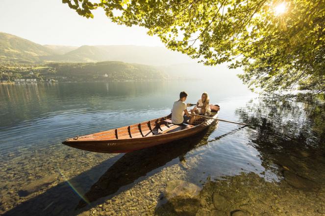 Gita romantica in barca a remi sul lago Millsta?tter See. Foto di FRANZ GERDL