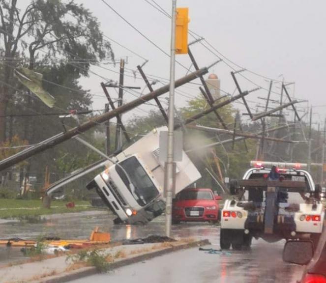 Gli effetti devastanti del tornado che ha interessato Ottawa venerdì