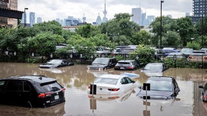 Cronaca meteo - Violento nubifragio su Toronto e la città finisce sott'acqua. Record di pioggia giornaliera. Video