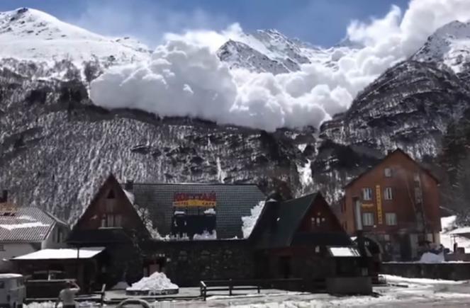 Grossa valanga sul Monte Elbrun in Russia sfiora un complesso alberghiero