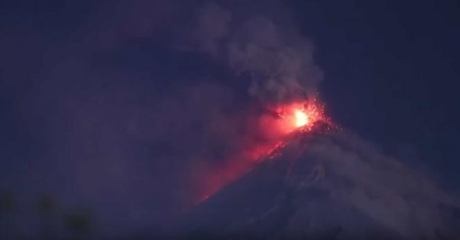 Guatemala: erutta il Vulcano di Fuoco