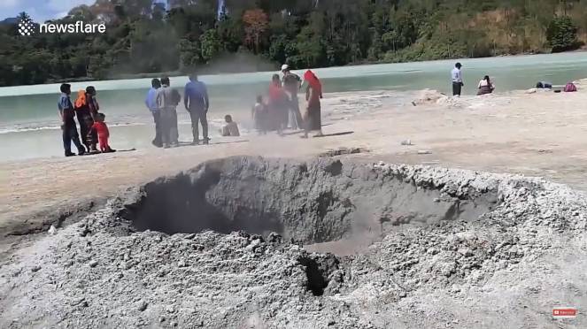 Guatemala spunta un vulcano all'interno di una laguna