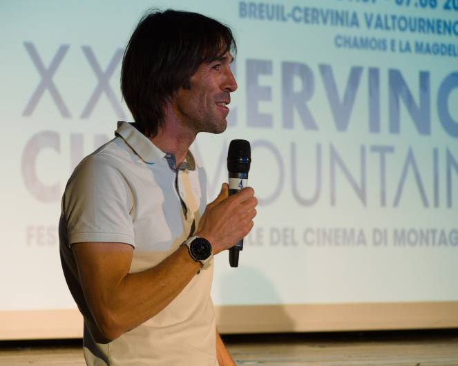 Hervé Barmasse durante una presentazione al festival Cervino Cinemountain