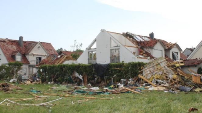 I danni provocati dal violento tornado ad Affin, Germania