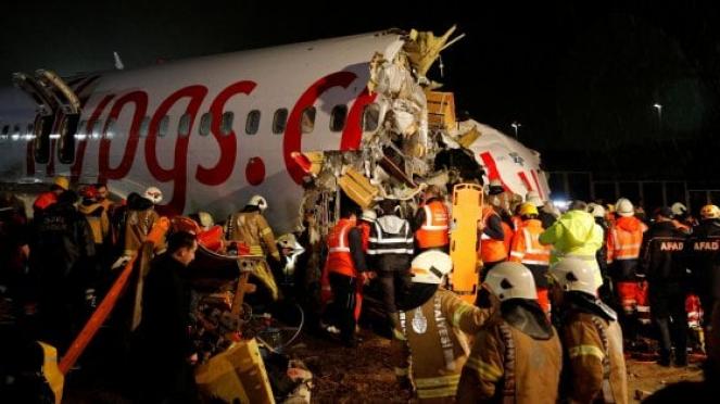 I soccorritori in azione sull'aereo uscito di pista. Fonte REUTERS