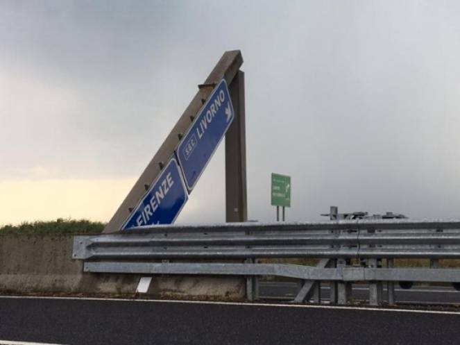  Il cartello caduto sulla superstrada tra Firenze e Livorno, fonte: iltirreno.geolocal.it