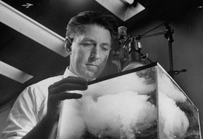 Il chimico americano Vincent Joseph Schaefer nel suo laboratorio