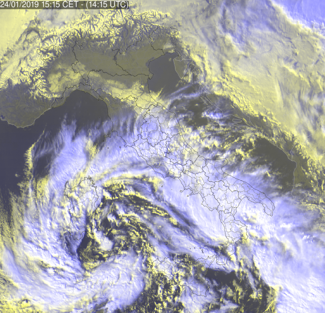 Il ciclone in azione tra Sardegna e Sicilia. Immagini satellitari