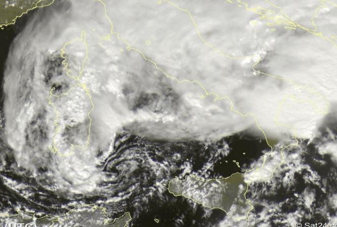 Il ciclone mediterraneo, bel visibile l'occhio tra la Sardegna e la Sicilia