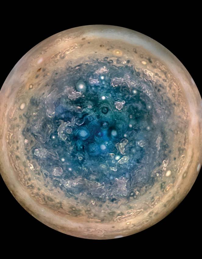 Il clima del polo Nord di Giove fotografato dalla sonda Juno