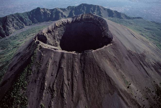 Il cono del Vesuvio visto da un drone