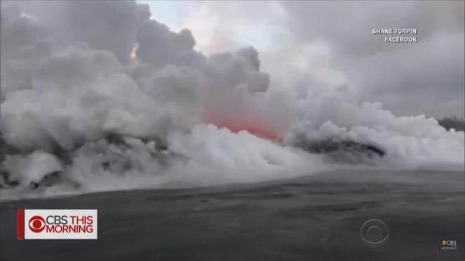 Il contatto tra la lava e l'acqua di mare produce una gigantesca nube tossica
