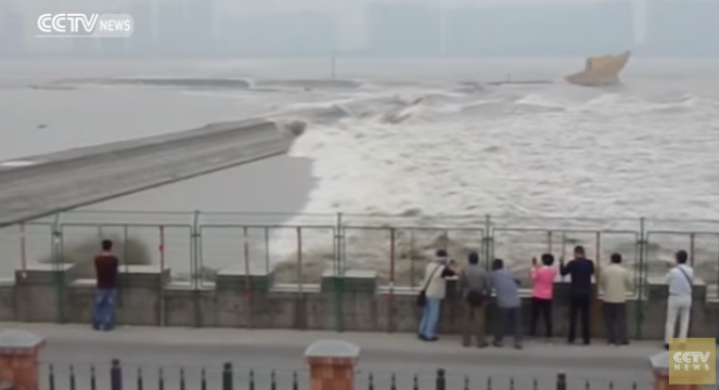 Il fronte d'onda risale il fiume Qiantang