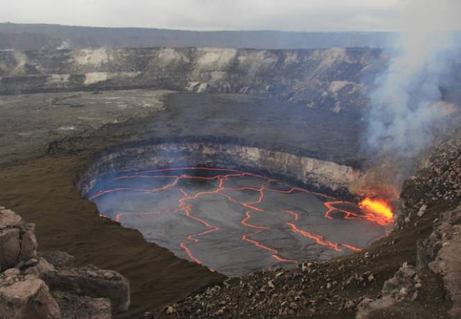 il Kilauea prima dell'attuale fase eruttiva quando il cratere era ancora pieno di lava