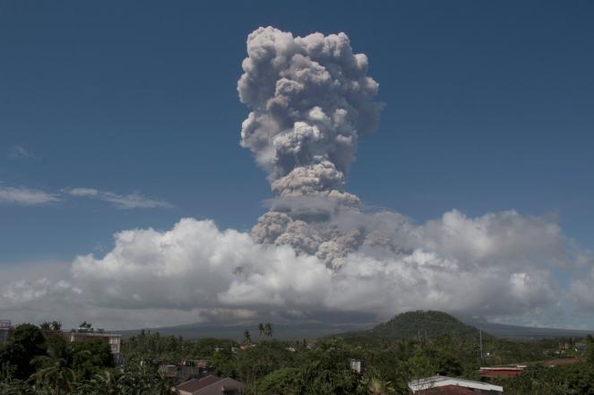 Il Mayon in eruzione (Fonte immagine: nytimes)