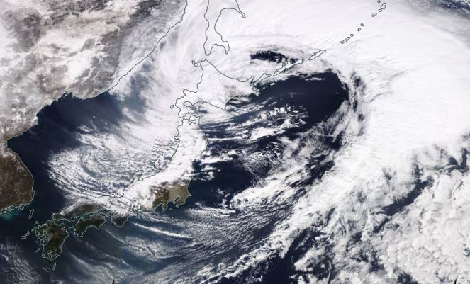 Il profondo ciclone che sta portando maltempo e neve su mezzo Giappone